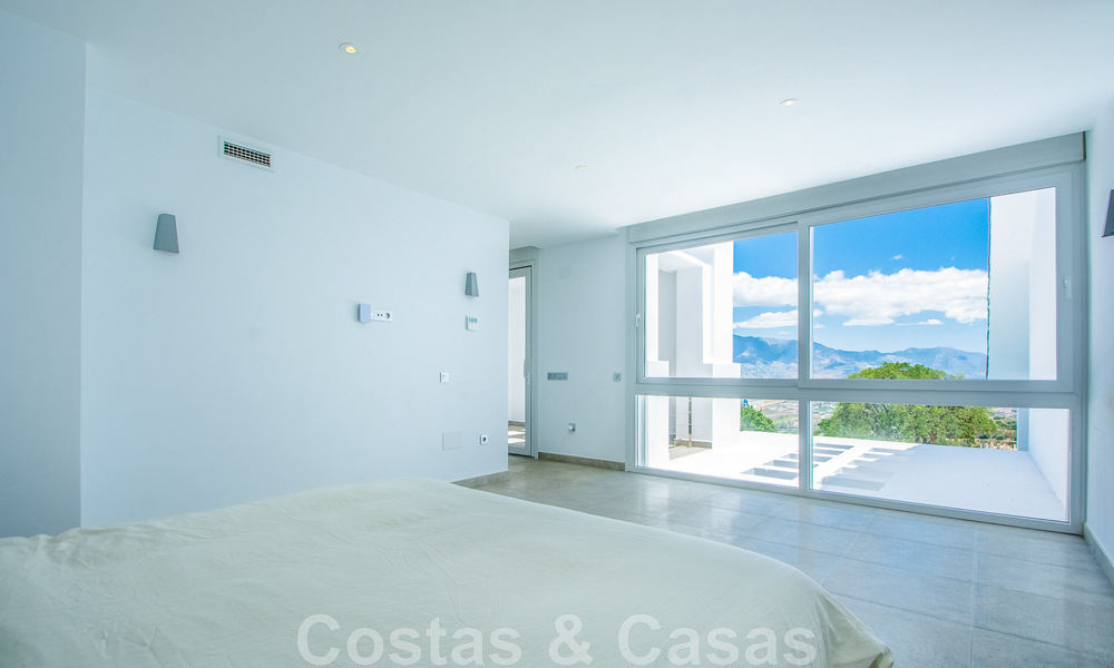Villa individuelle à vendre, conçue avec une architecture moderne, située en hauteur et offrant une vue panoramique sur la montagne et la mer, dans une urbanisation exclusive de l'est de Marbella 48011