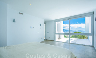 Villa individuelle à vendre, conçue avec une architecture moderne, située en hauteur et offrant une vue panoramique sur la montagne et la mer, dans une urbanisation exclusive de l'est de Marbella 48011 