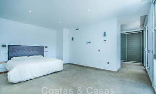 Villa individuelle à vendre, conçue avec une architecture moderne, située en hauteur et offrant une vue panoramique sur la montagne et la mer, dans une urbanisation exclusive de l'est de Marbella 48012 