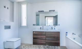 Villa individuelle à vendre, conçue avec une architecture moderne, située en hauteur et offrant une vue panoramique sur la montagne et la mer, dans une urbanisation exclusive de l'est de Marbella 48013 