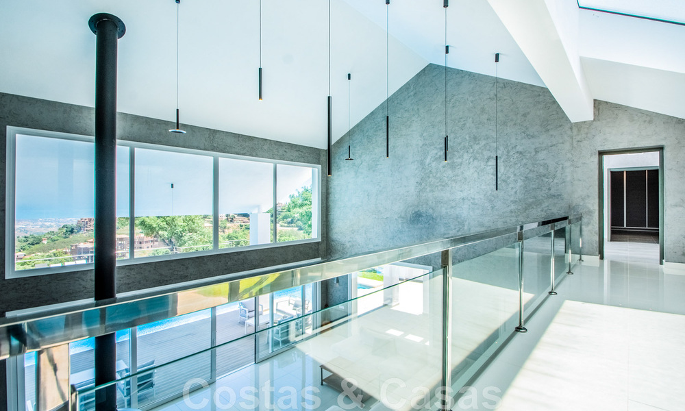 Villa individuelle à vendre, conçue avec une architecture moderne, située en hauteur et offrant une vue panoramique sur la montagne et la mer, dans une urbanisation exclusive de l'est de Marbella 48014