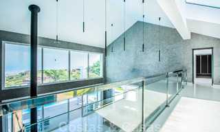 Villa individuelle à vendre, conçue avec une architecture moderne, située en hauteur et offrant une vue panoramique sur la montagne et la mer, dans une urbanisation exclusive de l'est de Marbella 48014 
