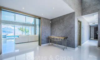 Villa individuelle à vendre, conçue avec une architecture moderne, située en hauteur et offrant une vue panoramique sur la montagne et la mer, dans une urbanisation exclusive de l'est de Marbella 48015 
