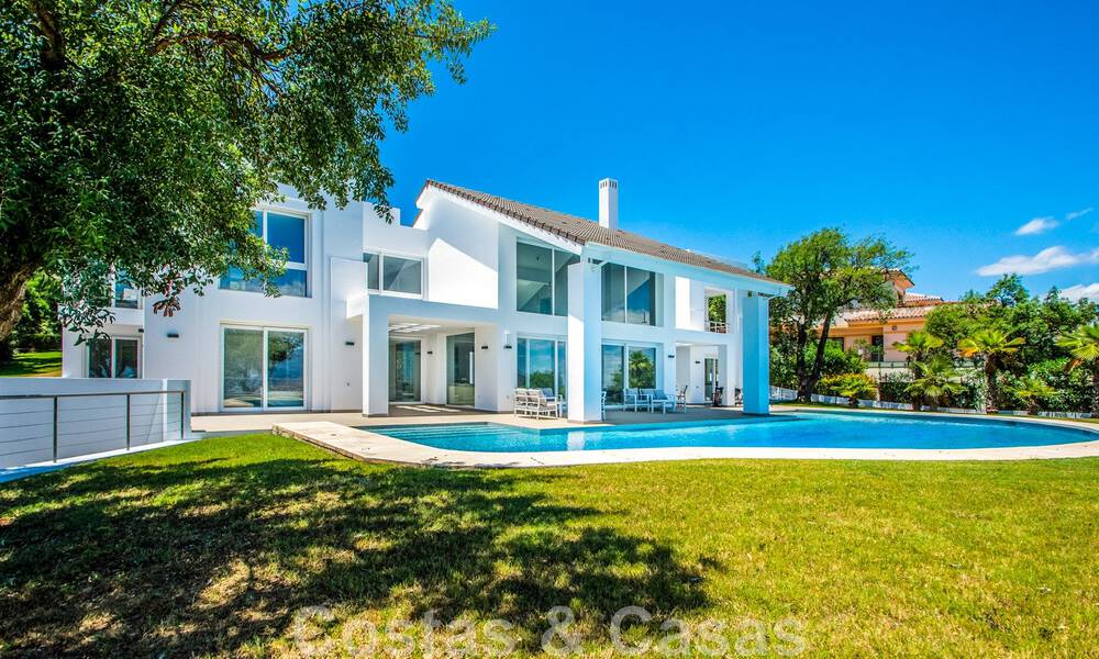 Villa individuelle à vendre, conçue avec une architecture moderne, située en hauteur et offrant une vue panoramique sur la montagne et la mer, dans une urbanisation exclusive de l'est de Marbella 48016