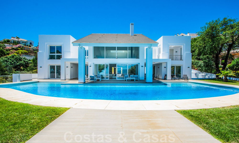 Villa individuelle à vendre, conçue avec une architecture moderne, située en hauteur et offrant une vue panoramique sur la montagne et la mer, dans une urbanisation exclusive de l'est de Marbella 48017