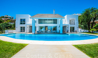 Villa individuelle à vendre, conçue avec une architecture moderne, située en hauteur et offrant une vue panoramique sur la montagne et la mer, dans une urbanisation exclusive de l'est de Marbella 48017 