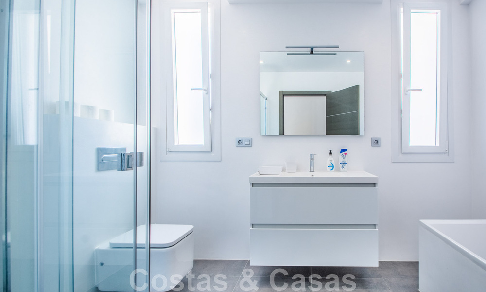 Villa individuelle à vendre, conçue avec une architecture moderne, située en hauteur et offrant une vue panoramique sur la montagne et la mer, dans une urbanisation exclusive de l'est de Marbella 48018