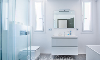 Villa individuelle à vendre, conçue avec une architecture moderne, située en hauteur et offrant une vue panoramique sur la montagne et la mer, dans une urbanisation exclusive de l'est de Marbella 48018 