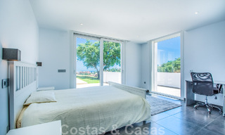 Villa individuelle à vendre, conçue avec une architecture moderne, située en hauteur et offrant une vue panoramique sur la montagne et la mer, dans une urbanisation exclusive de l'est de Marbella 48019 