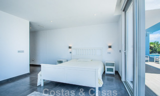 Villa individuelle à vendre, conçue avec une architecture moderne, située en hauteur et offrant une vue panoramique sur la montagne et la mer, dans une urbanisation exclusive de l'est de Marbella 48020 