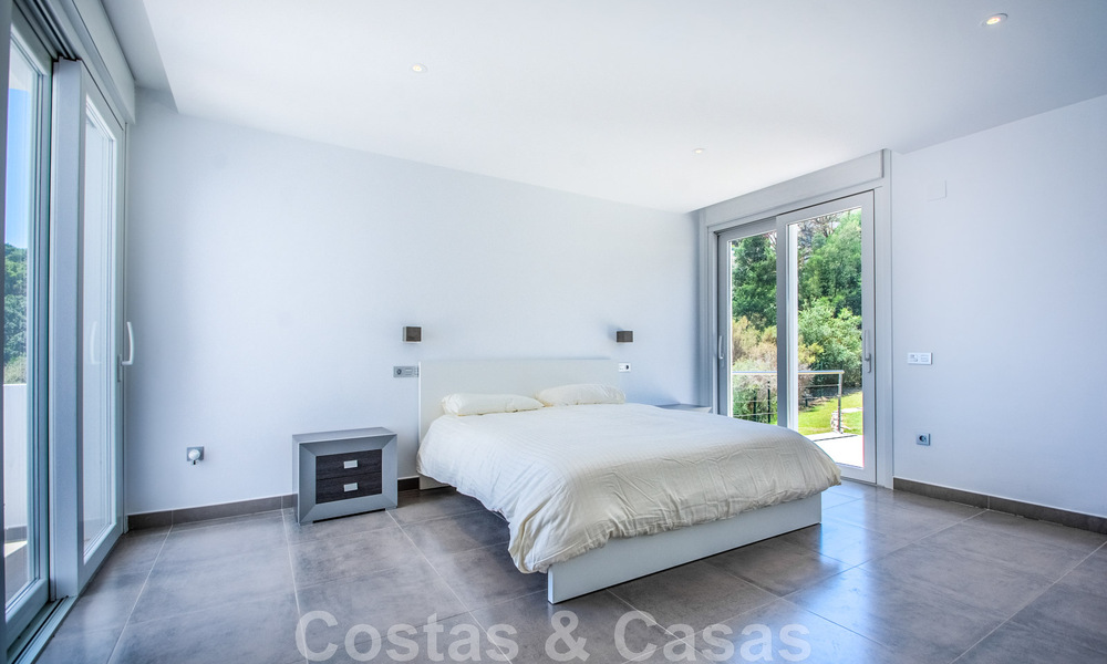 Villa individuelle à vendre, conçue avec une architecture moderne, située en hauteur et offrant une vue panoramique sur la montagne et la mer, dans une urbanisation exclusive de l'est de Marbella 48021
