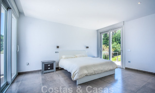 Villa individuelle à vendre, conçue avec une architecture moderne, située en hauteur et offrant une vue panoramique sur la montagne et la mer, dans une urbanisation exclusive de l'est de Marbella 48021 