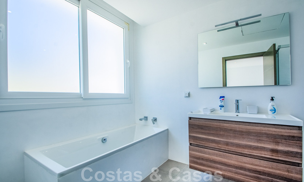 Villa individuelle à vendre, conçue avec une architecture moderne, située en hauteur et offrant une vue panoramique sur la montagne et la mer, dans une urbanisation exclusive de l'est de Marbella 48022