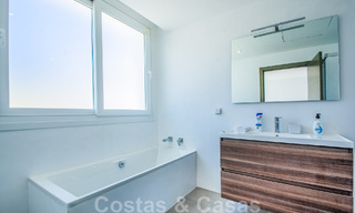 Villa individuelle à vendre, conçue avec une architecture moderne, située en hauteur et offrant une vue panoramique sur la montagne et la mer, dans une urbanisation exclusive de l'est de Marbella 48022 