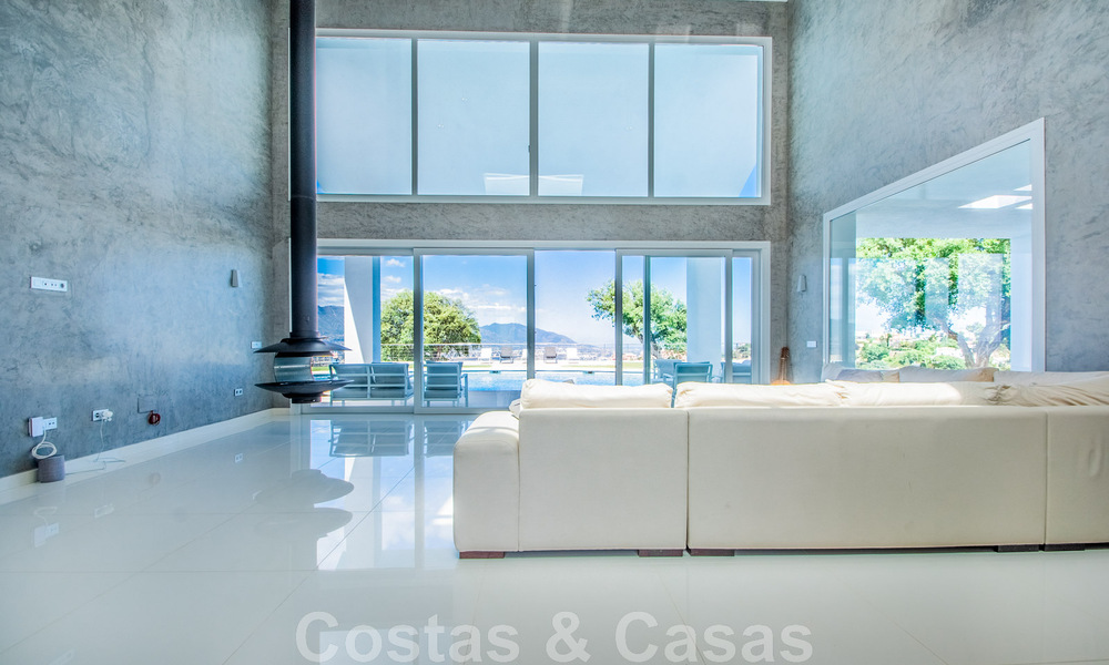 Villa individuelle à vendre, conçue avec une architecture moderne, située en hauteur et offrant une vue panoramique sur la montagne et la mer, dans une urbanisation exclusive de l'est de Marbella 48023