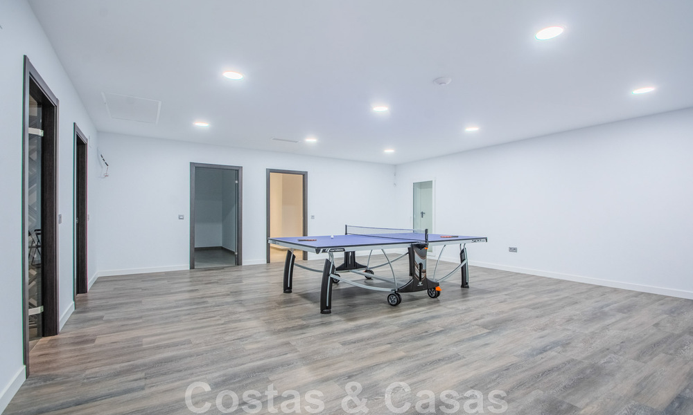 Villa individuelle à vendre, conçue avec une architecture moderne, située en hauteur et offrant une vue panoramique sur la montagne et la mer, dans une urbanisation exclusive de l'est de Marbella 48024