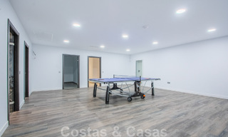 Villa individuelle à vendre, conçue avec une architecture moderne, située en hauteur et offrant une vue panoramique sur la montagne et la mer, dans une urbanisation exclusive de l'est de Marbella 48024 