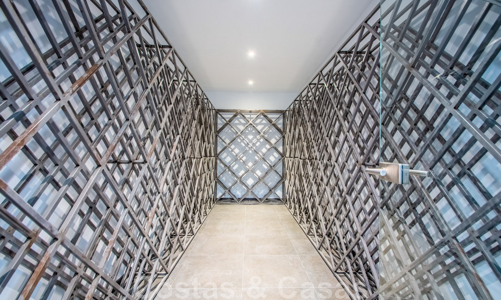 Villa individuelle à vendre, conçue avec une architecture moderne, située en hauteur et offrant une vue panoramique sur la montagne et la mer, dans une urbanisation exclusive de l'est de Marbella 48025