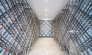 Villa individuelle à vendre, conçue avec une architecture moderne, située en hauteur et offrant une vue panoramique sur la montagne et la mer, dans une urbanisation exclusive de l'est de Marbella 48025 