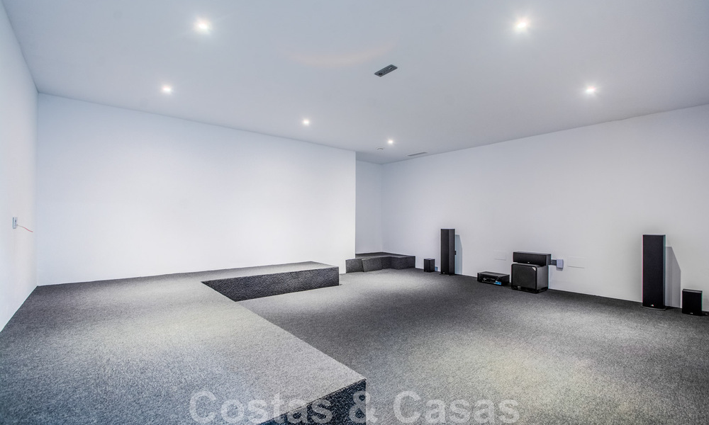 Villa individuelle à vendre, conçue avec une architecture moderne, située en hauteur et offrant une vue panoramique sur la montagne et la mer, dans une urbanisation exclusive de l'est de Marbella 48026