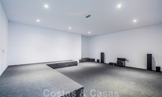 Villa individuelle à vendre, conçue avec une architecture moderne, située en hauteur et offrant une vue panoramique sur la montagne et la mer, dans une urbanisation exclusive de l'est de Marbella 48026 