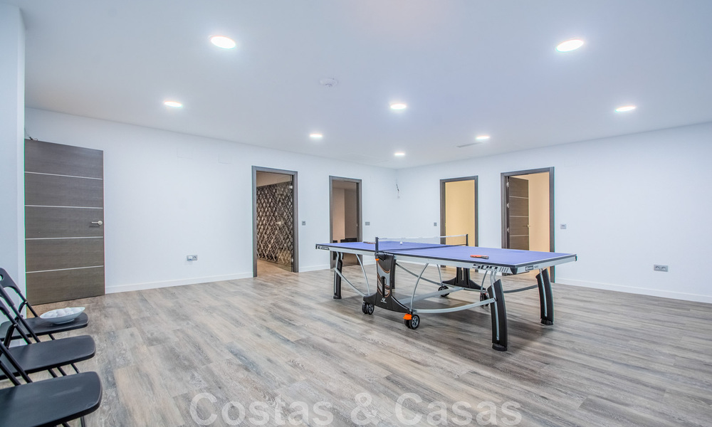 Villa individuelle à vendre, conçue avec une architecture moderne, située en hauteur et offrant une vue panoramique sur la montagne et la mer, dans une urbanisation exclusive de l'est de Marbella 48027