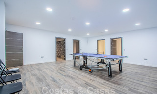 Villa individuelle à vendre, conçue avec une architecture moderne, située en hauteur et offrant une vue panoramique sur la montagne et la mer, dans une urbanisation exclusive de l'est de Marbella 48027 