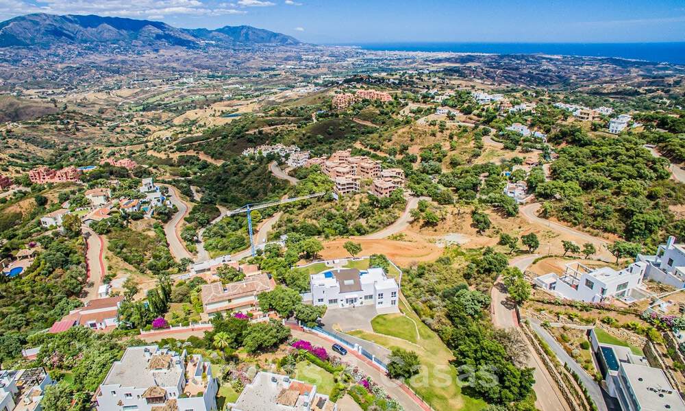 Villa individuelle à vendre, conçue avec une architecture moderne, située en hauteur et offrant une vue panoramique sur la montagne et la mer, dans une urbanisation exclusive de l'est de Marbella 48028