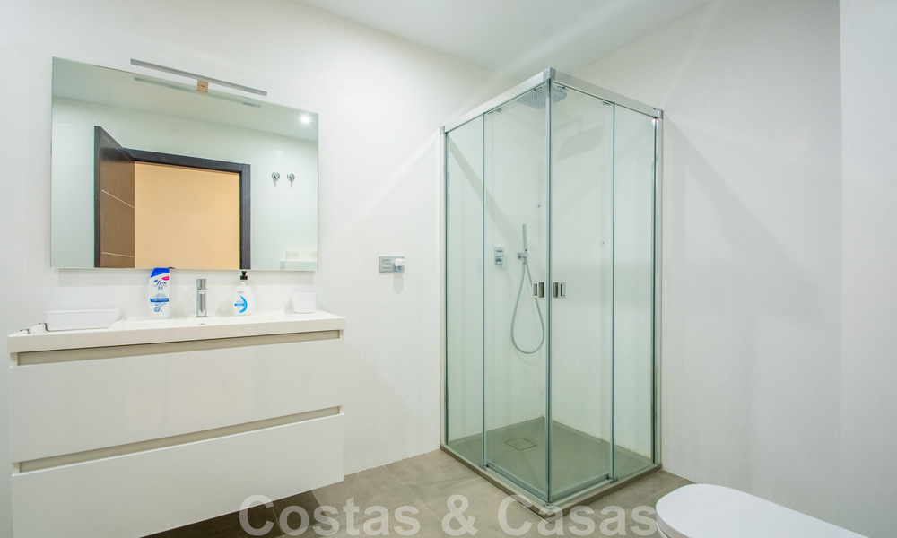 Villa individuelle à vendre, conçue avec une architecture moderne, située en hauteur et offrant une vue panoramique sur la montagne et la mer, dans une urbanisation exclusive de l'est de Marbella 48029