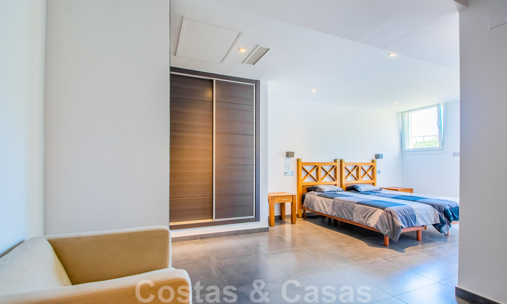 Villa individuelle à vendre, conçue avec une architecture moderne, située en hauteur et offrant une vue panoramique sur la montagne et la mer, dans une urbanisation exclusive de l'est de Marbella 48030