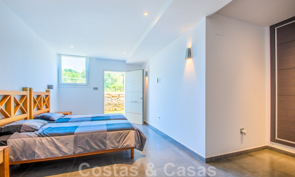 Villa individuelle à vendre, conçue avec une architecture moderne, située en hauteur et offrant une vue panoramique sur la montagne et la mer, dans une urbanisation exclusive de l'est de Marbella 48031