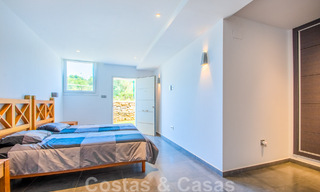 Villa individuelle à vendre, conçue avec une architecture moderne, située en hauteur et offrant une vue panoramique sur la montagne et la mer, dans une urbanisation exclusive de l'est de Marbella 48031 