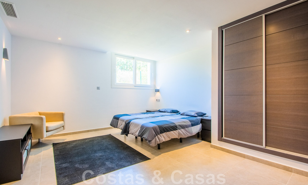 Villa individuelle à vendre, conçue avec une architecture moderne, située en hauteur et offrant une vue panoramique sur la montagne et la mer, dans une urbanisation exclusive de l'est de Marbella 48032