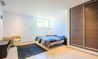 Villa individuelle à vendre, conçue avec une architecture moderne, située en hauteur et offrant une vue panoramique sur la montagne et la mer, dans une urbanisation exclusive de l'est de Marbella 48032 