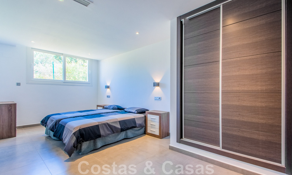 Villa individuelle à vendre, conçue avec une architecture moderne, située en hauteur et offrant une vue panoramique sur la montagne et la mer, dans une urbanisation exclusive de l'est de Marbella 48034