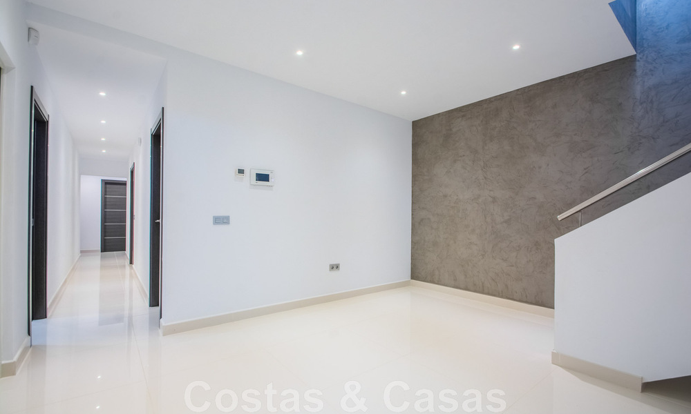 Villa individuelle à vendre, conçue avec une architecture moderne, située en hauteur et offrant une vue panoramique sur la montagne et la mer, dans une urbanisation exclusive de l'est de Marbella 48035