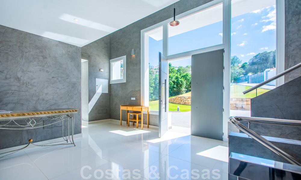 Villa individuelle à vendre, conçue avec une architecture moderne, située en hauteur et offrant une vue panoramique sur la montagne et la mer, dans une urbanisation exclusive de l'est de Marbella 48036