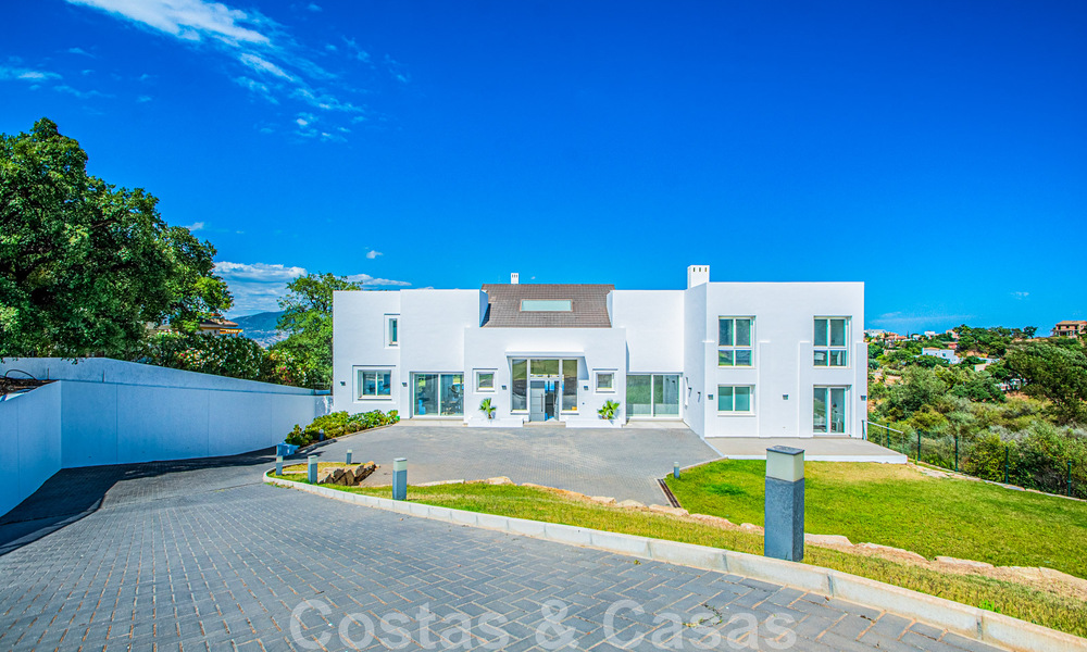 Villa individuelle à vendre, conçue avec une architecture moderne, située en hauteur et offrant une vue panoramique sur la montagne et la mer, dans une urbanisation exclusive de l'est de Marbella 48037