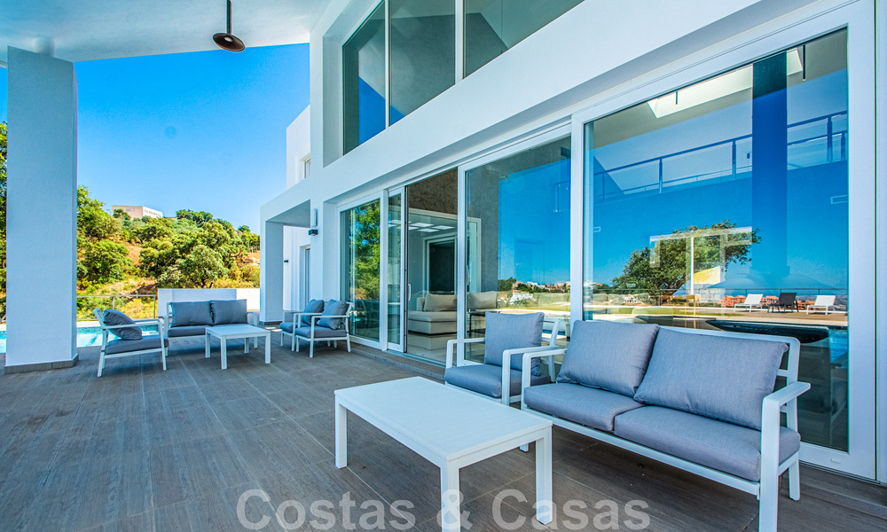 Villa individuelle à vendre, conçue avec une architecture moderne, située en hauteur et offrant une vue panoramique sur la montagne et la mer, dans une urbanisation exclusive de l'est de Marbella 48038