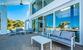 Villa individuelle à vendre, conçue avec une architecture moderne, située en hauteur et offrant une vue panoramique sur la montagne et la mer, dans une urbanisation exclusive de l'est de Marbella 48038 