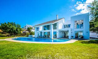 Villa individuelle à vendre, conçue avec une architecture moderne, située en hauteur et offrant une vue panoramique sur la montagne et la mer, dans une urbanisation exclusive de l'est de Marbella 48039 