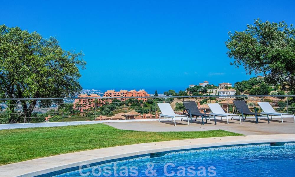 Villa individuelle à vendre, conçue avec une architecture moderne, située en hauteur et offrant une vue panoramique sur la montagne et la mer, dans une urbanisation exclusive de l'est de Marbella 48040