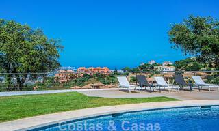 Villa individuelle à vendre, conçue avec une architecture moderne, située en hauteur et offrant une vue panoramique sur la montagne et la mer, dans une urbanisation exclusive de l'est de Marbella 48040 