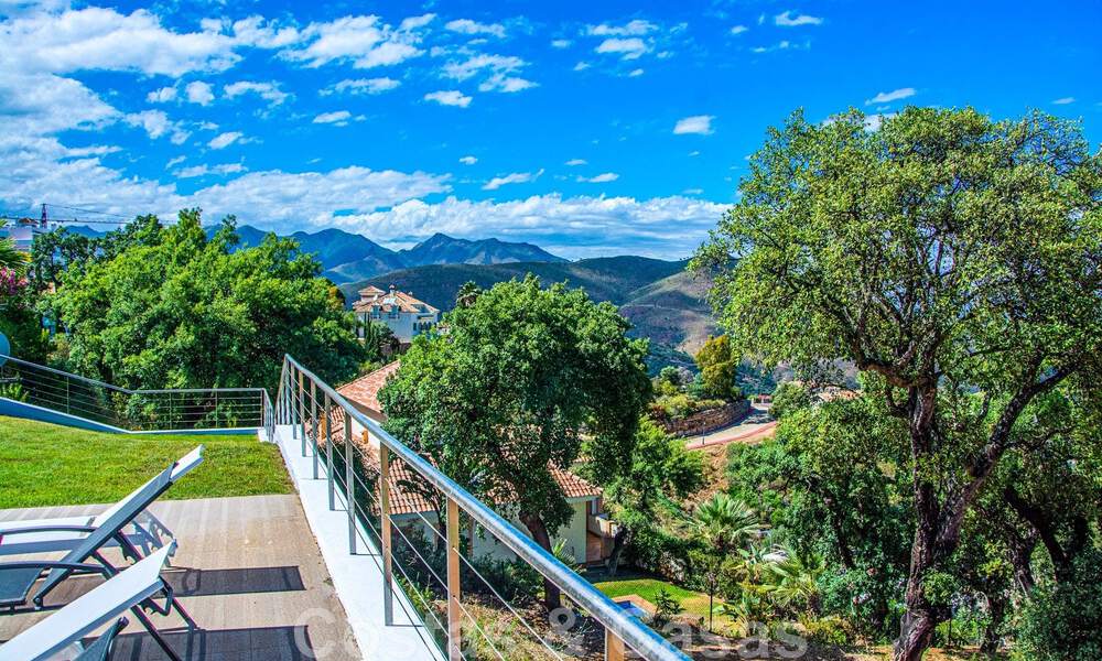 Villa individuelle à vendre, conçue avec une architecture moderne, située en hauteur et offrant une vue panoramique sur la montagne et la mer, dans une urbanisation exclusive de l'est de Marbella 48041
