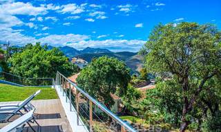 Villa individuelle à vendre, conçue avec une architecture moderne, située en hauteur et offrant une vue panoramique sur la montagne et la mer, dans une urbanisation exclusive de l'est de Marbella 48041 