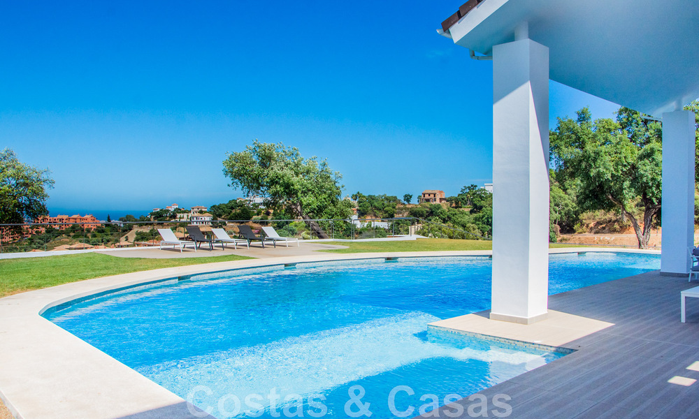 Villa individuelle à vendre, conçue avec une architecture moderne, située en hauteur et offrant une vue panoramique sur la montagne et la mer, dans une urbanisation exclusive de l'est de Marbella 48042