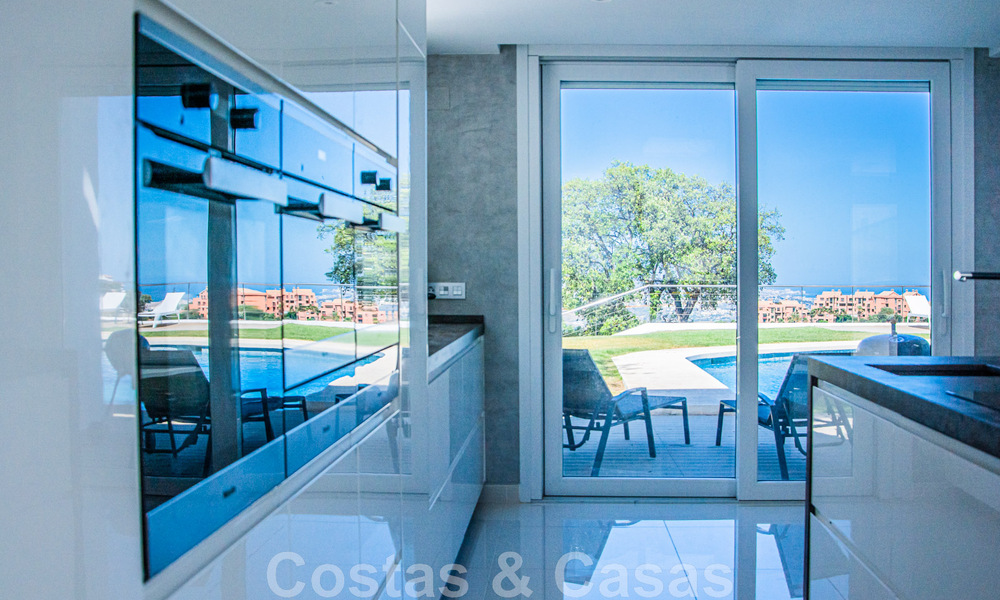 Villa individuelle à vendre, conçue avec une architecture moderne, située en hauteur et offrant une vue panoramique sur la montagne et la mer, dans une urbanisation exclusive de l'est de Marbella 48043