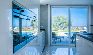 Villa individuelle à vendre, conçue avec une architecture moderne, située en hauteur et offrant une vue panoramique sur la montagne et la mer, dans une urbanisation exclusive de l'est de Marbella 48043 