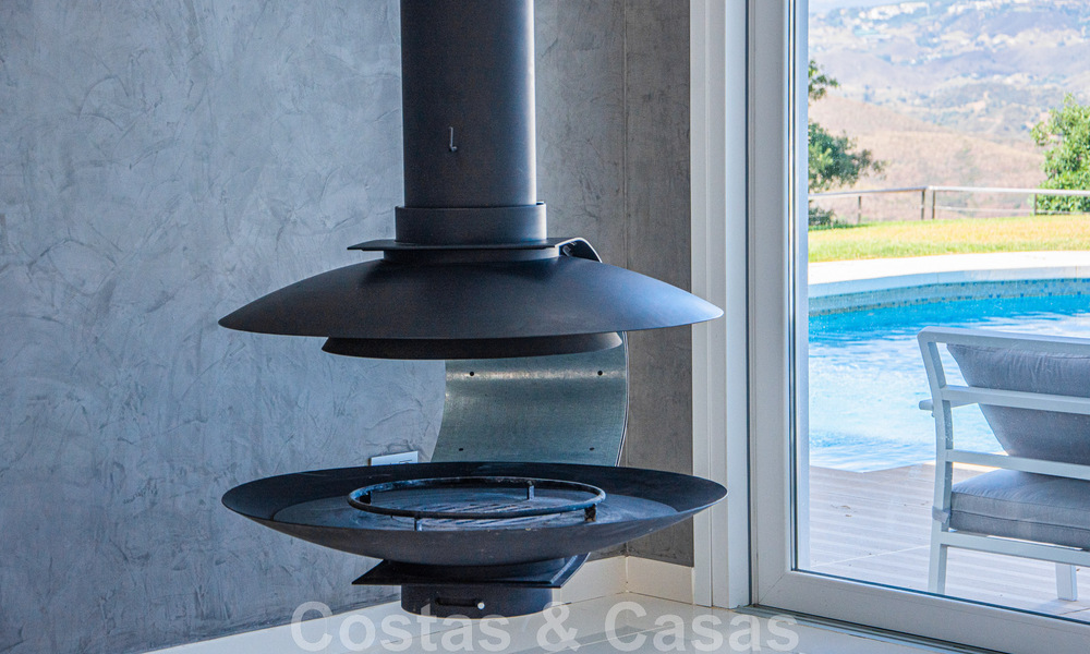 Villa individuelle à vendre, conçue avec une architecture moderne, située en hauteur et offrant une vue panoramique sur la montagne et la mer, dans une urbanisation exclusive de l'est de Marbella 48044