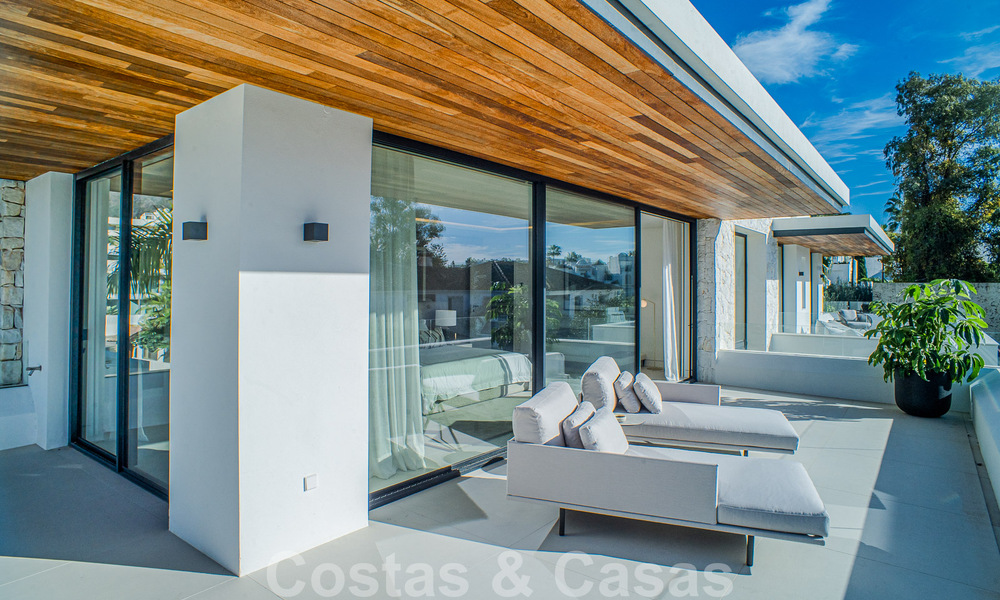 Villa contemporaine de construction récente à vendre avec vue sur la mer, située au centre de Marbella, à quelques pas de la plage, sur la Golden Mile 50071